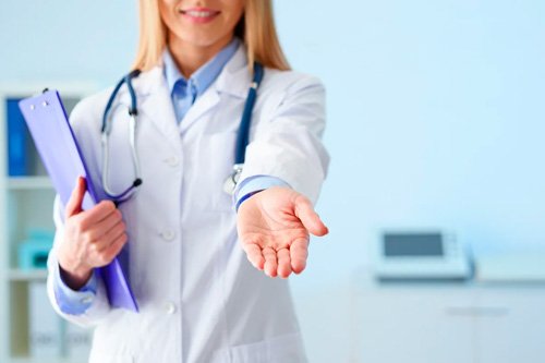 Врач протягивает руку